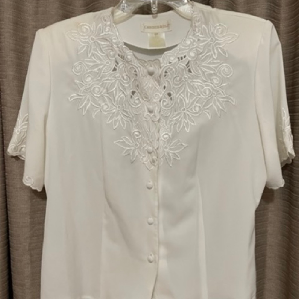 Christie & Jill 8P Off-White Embroidered Short Sleeve Blouse